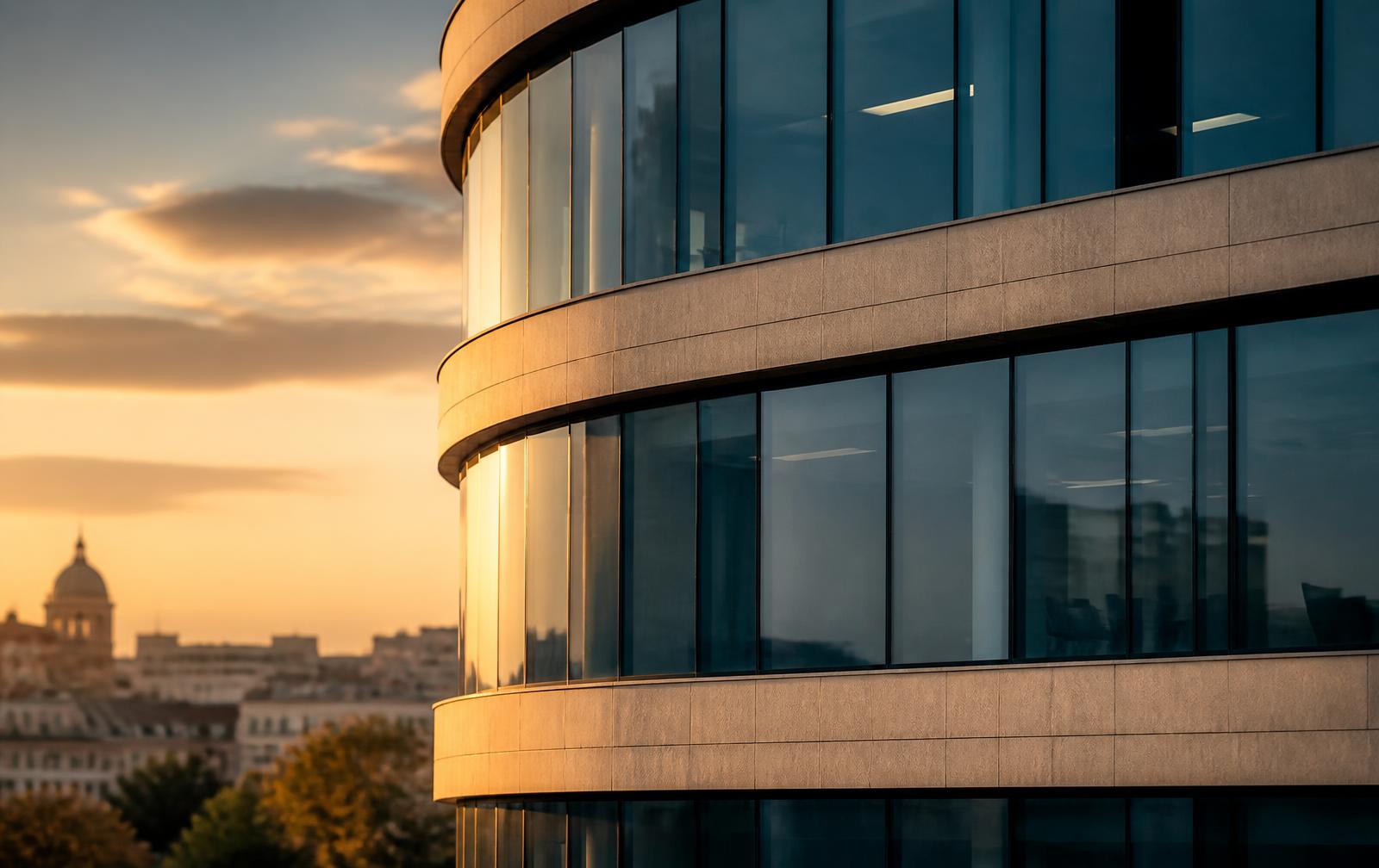 Clădire de birouri modernă din București la apus